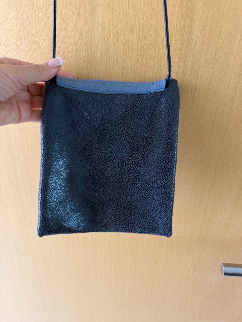 Handcrafted Two Toned Stingray Leather Artisanal Crossbody Bag Blue Casual - Picture 2 of 13